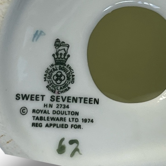 Vintage 1974 Royal Doulton Figurine “Sweet Seventeen” HN 2734 - Picture 6 of 6